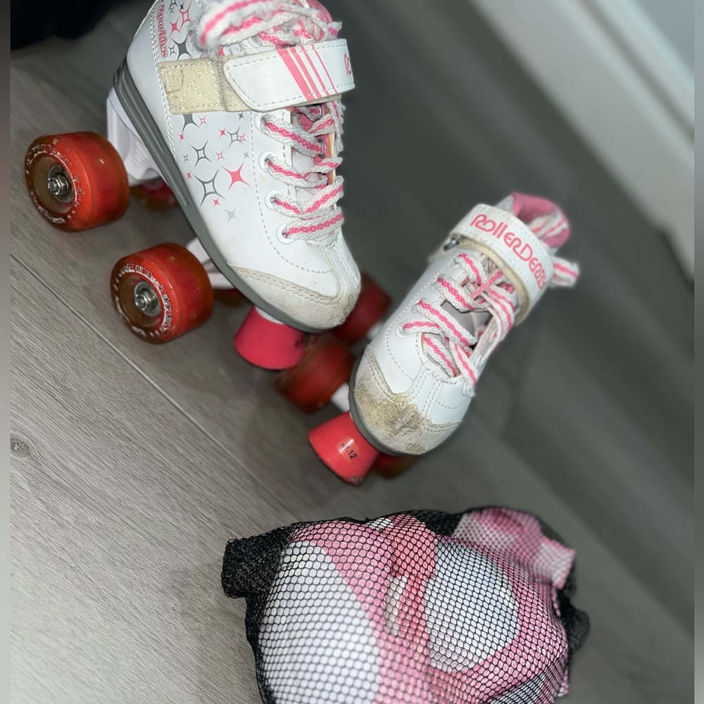 Roller Derby Girl Roller Skates Pink and White - Picture 2 of 7